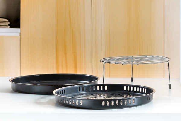 Kuchenka mikrofalowa z funkcją pieczenia, grilla i AirFry Smeg MOC02